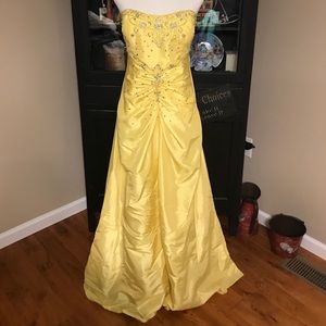 Yellow beaded prom dess